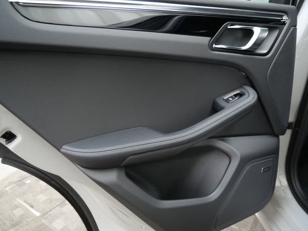 Thumbnail: 2025 Porsche Macan - 13