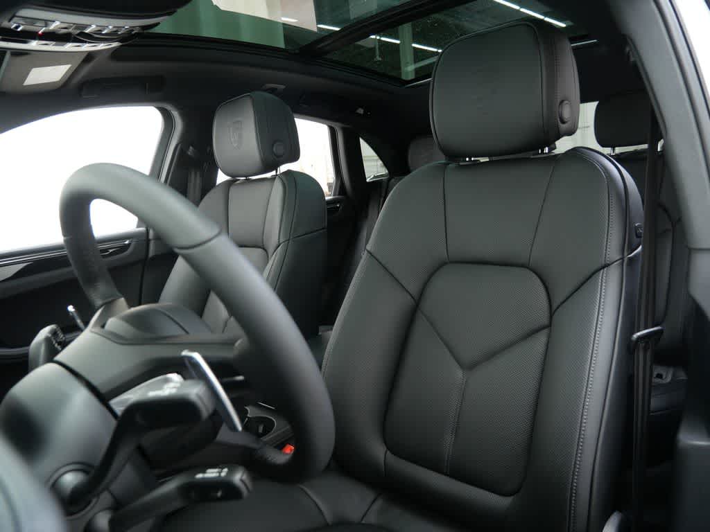 Thumbnail: 2026 Porsche Macan - 5