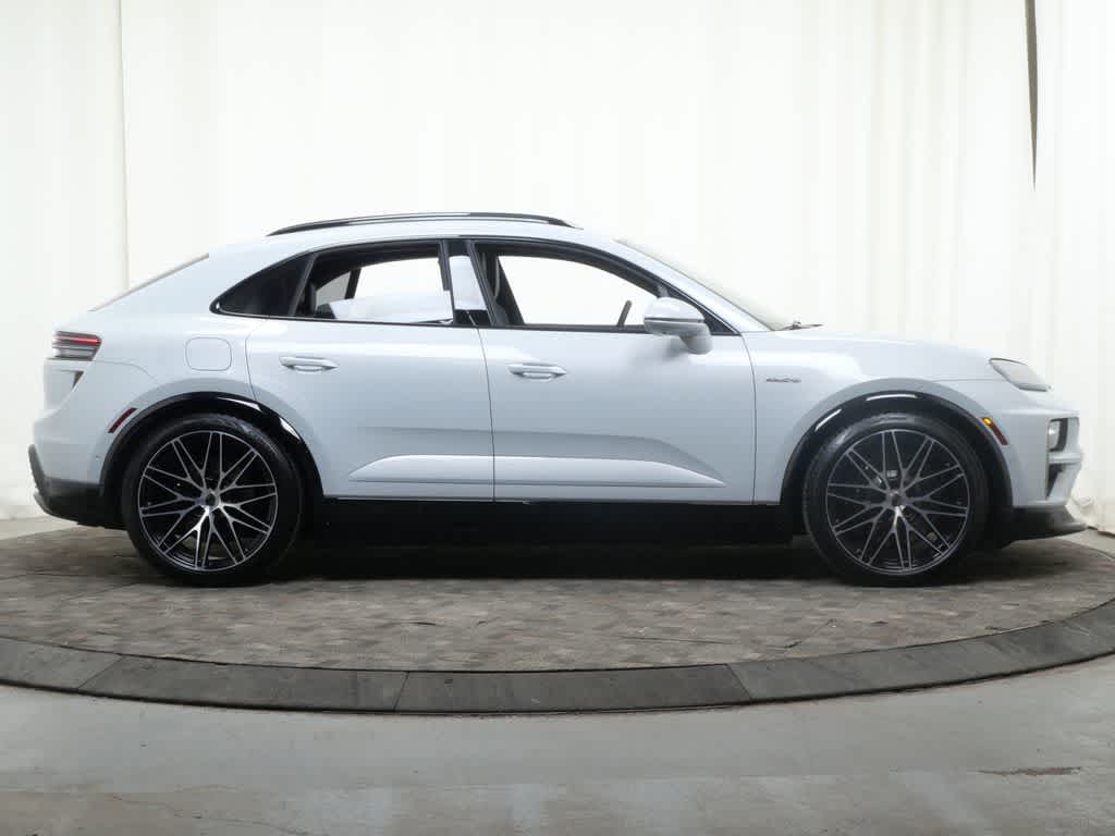 Thumbnail: 2026 Porsche Macan - 8