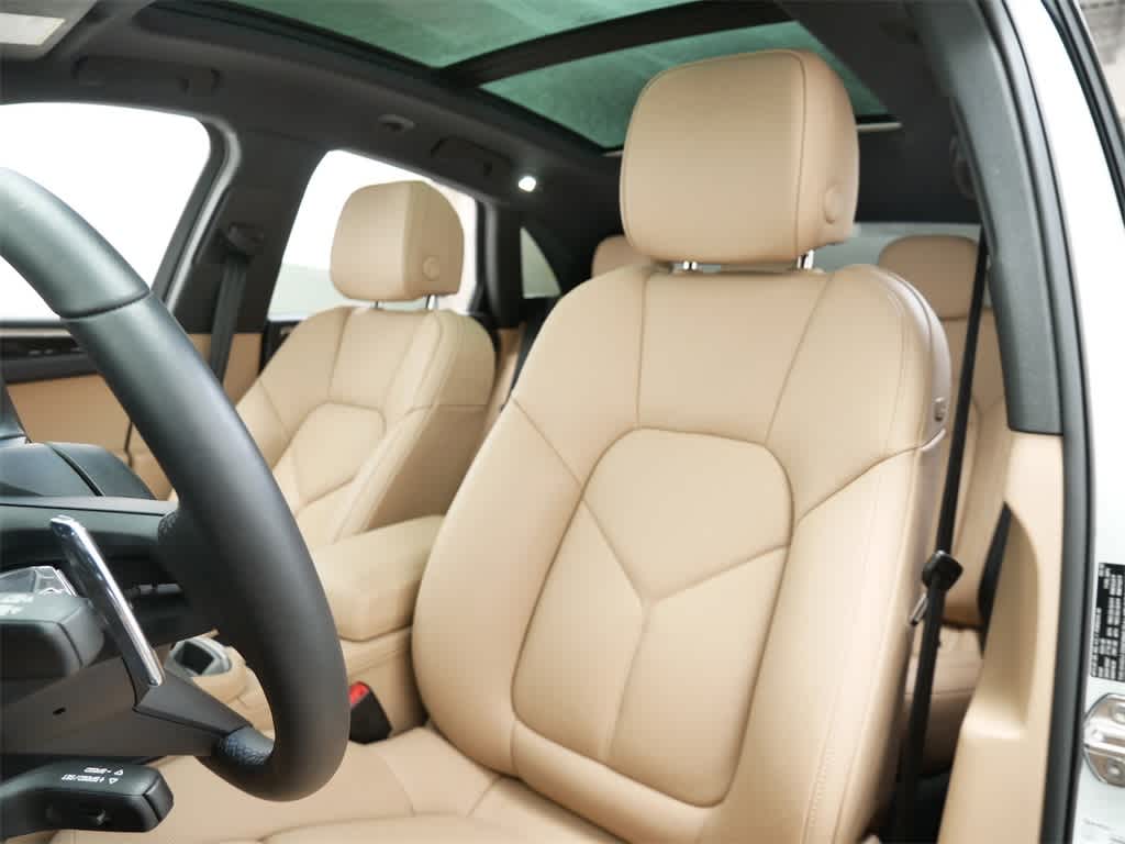 Thumbnail: 2025 Porsche Macan - 5