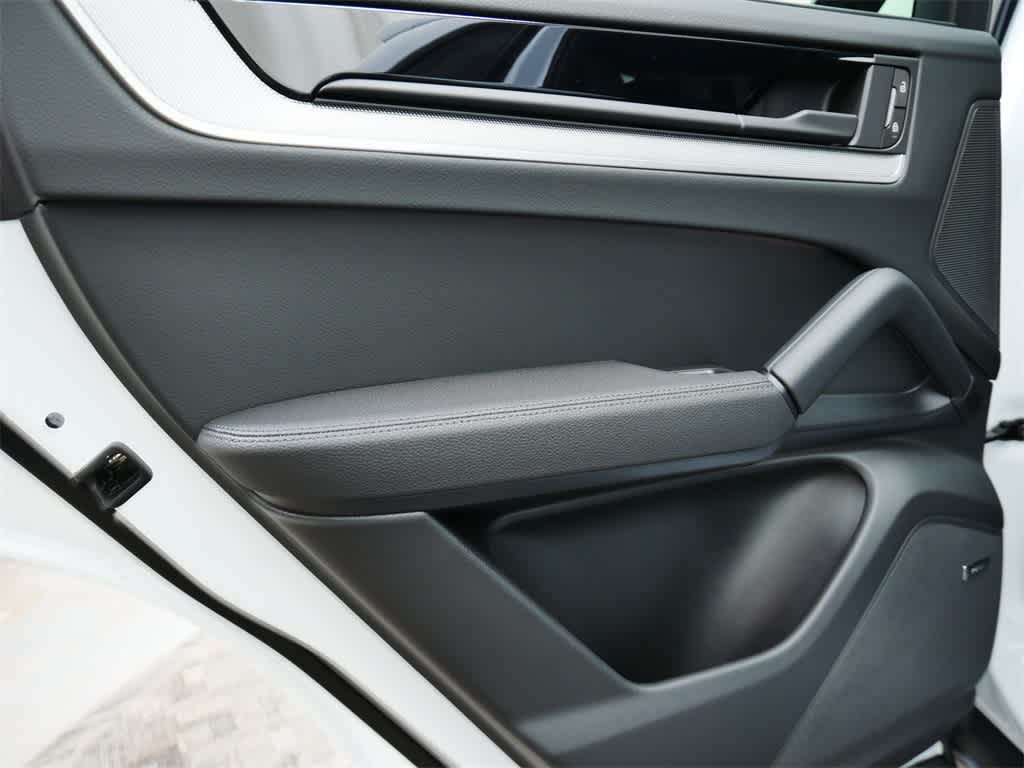 Thumbnail: 2026 Porsche Macan - 13