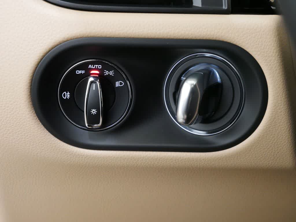 Thumbnail: 2025 Porsche Macan - 16