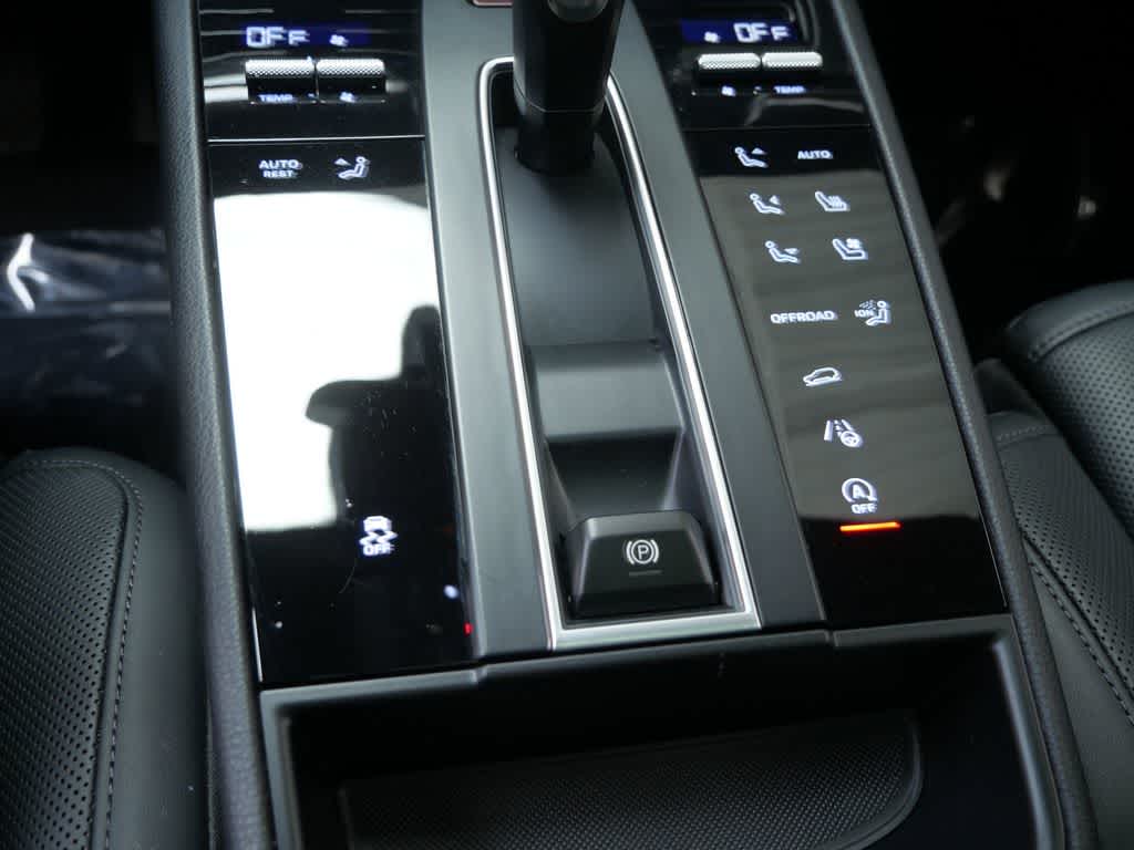 Thumbnail: 2025 Porsche Macan - 21