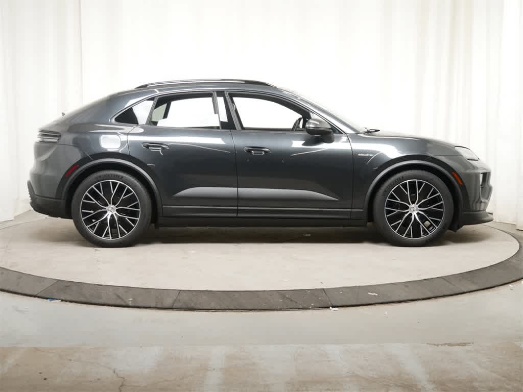 Thumbnail: 2024 Porsche Macan - 10