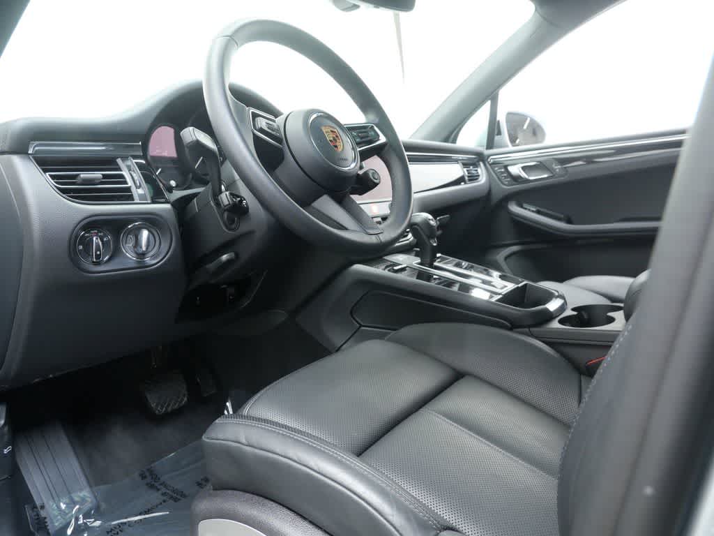 Thumbnail: 2026 Porsche Macan - 4