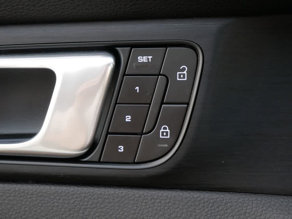 Thumbnail: 2023 Porsche Panamera - 19