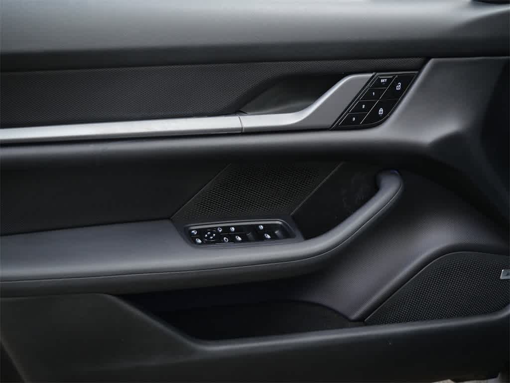 Thumbnail: 2021 Porsche Taycan - 11