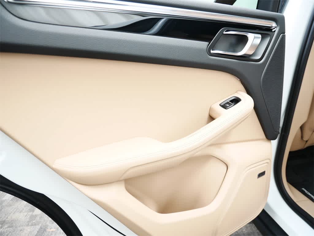 Thumbnail: 2025 Porsche Macan - 14