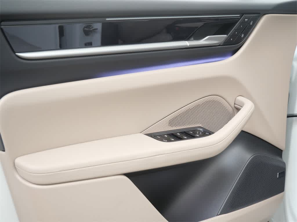 Thumbnail: 2026 Porsche Macan - 11