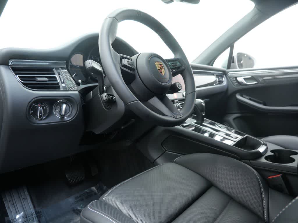 Thumbnail: 2026 Porsche Macan - 4