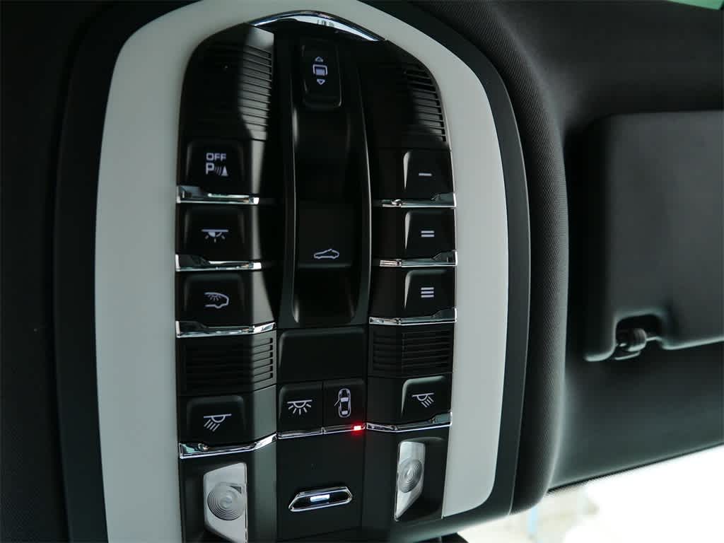 Thumbnail: 2026 Porsche Macan - 25