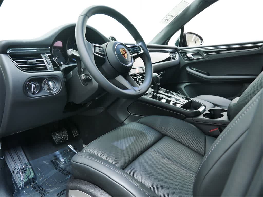 Thumbnail: 2026 Porsche Macan - 4