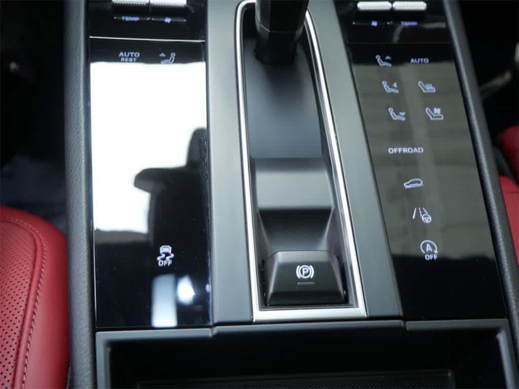 Thumbnail: 2025 Porsche Macan - 21