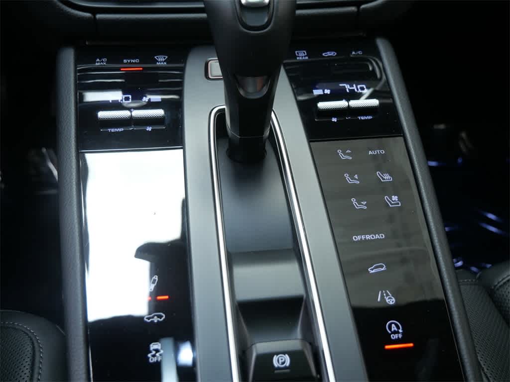 Thumbnail: 2025 Porsche Macan - 21