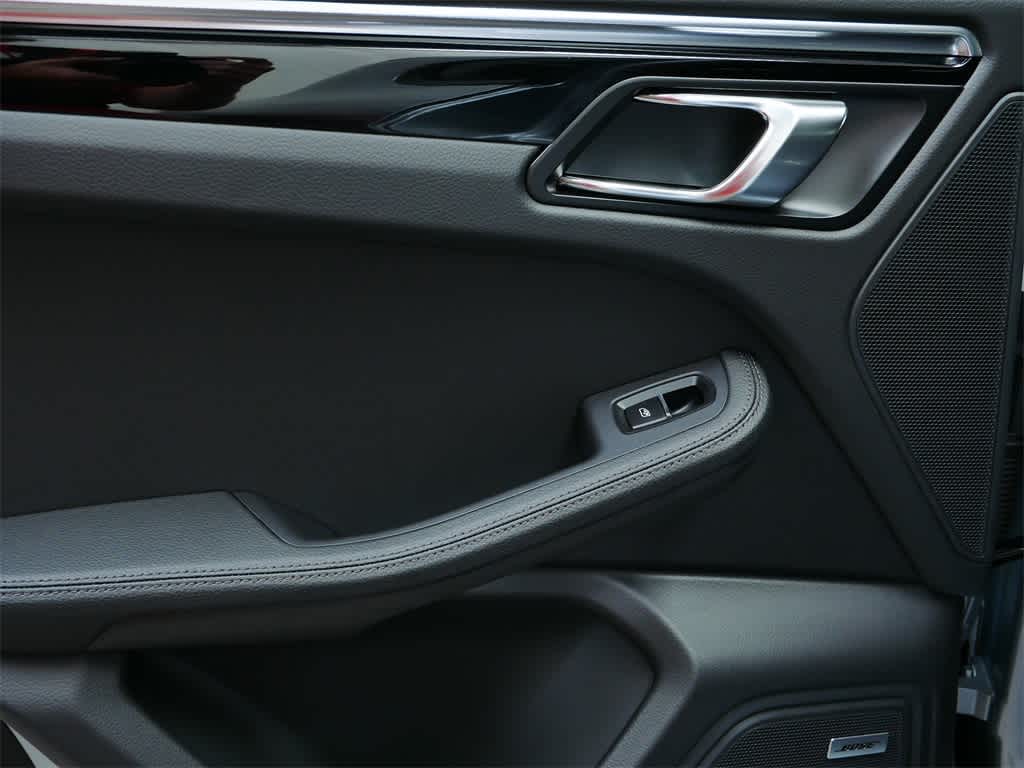 2025 Porsche Macan  13
