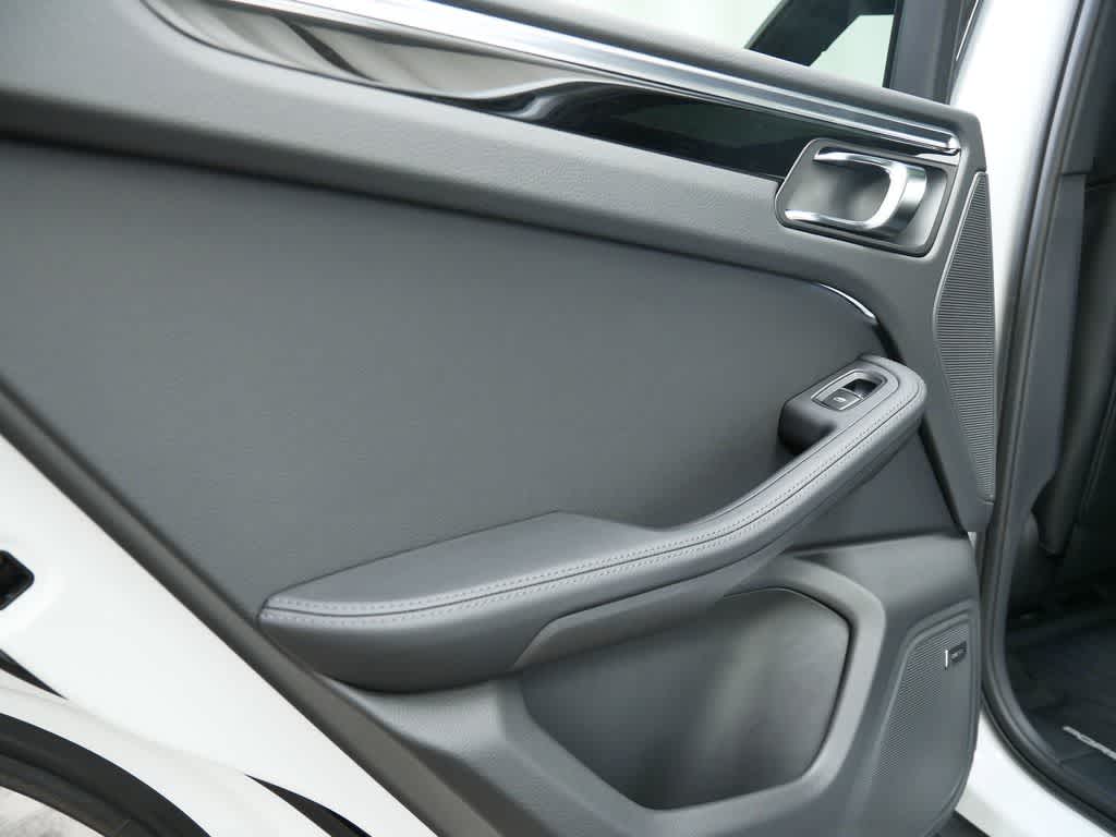 Thumbnail: 2025 Porsche Macan - 14