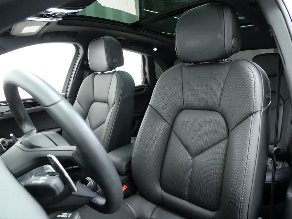Thumbnail: 2025 Porsche Macan - 5