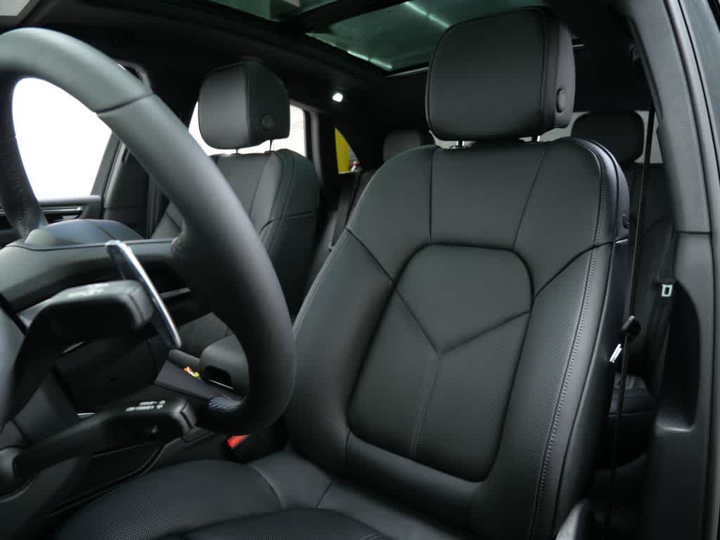 Thumbnail: 2026 Porsche Macan - 5