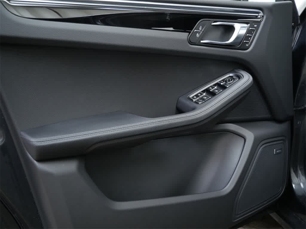 Thumbnail: 2026 Porsche Macan - 11