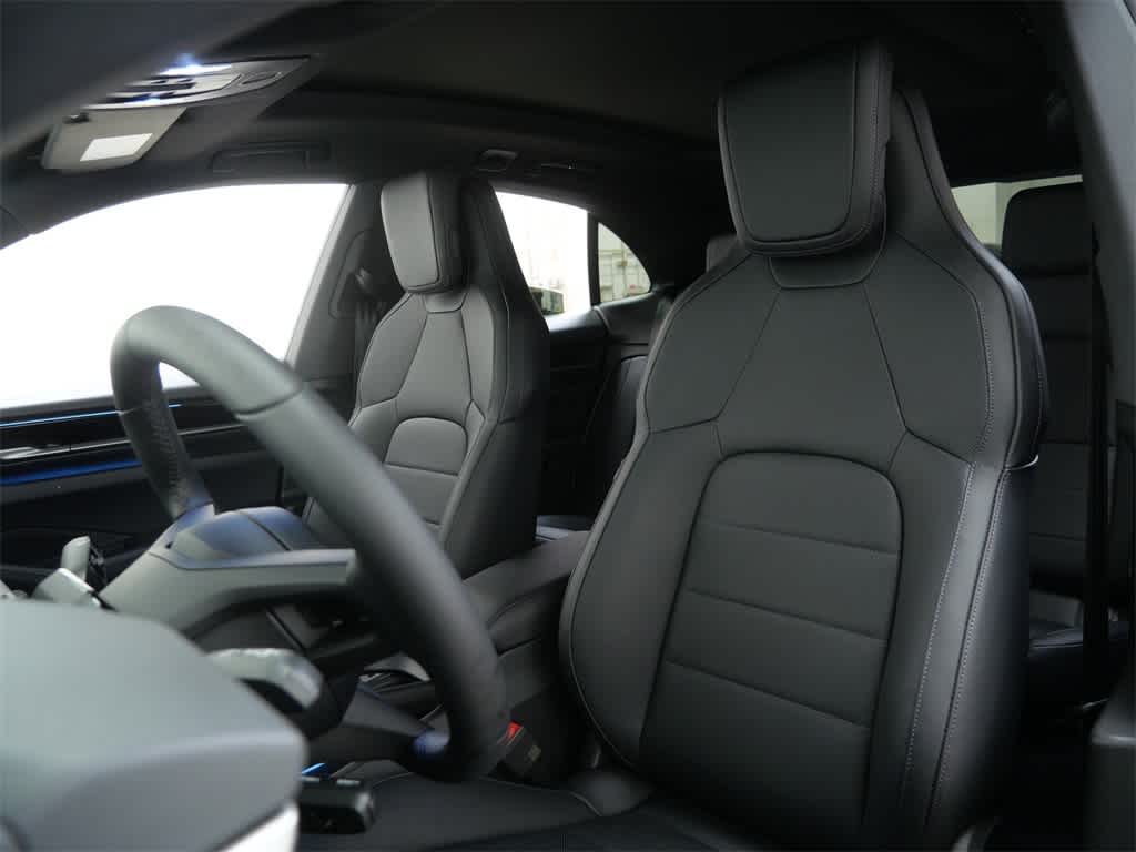 Thumbnail: 2026 Porsche Macan - 5