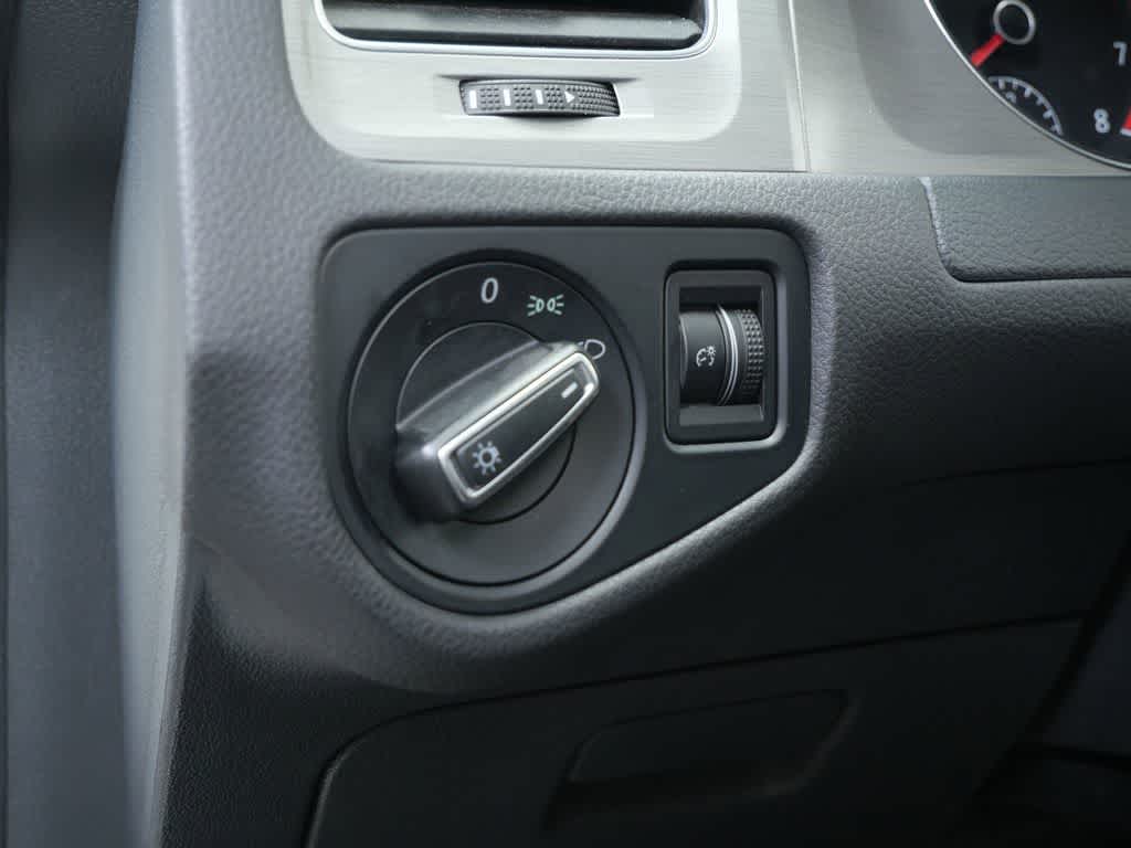 Thumbnail: 2017 Volkswagen e-Golf - 15