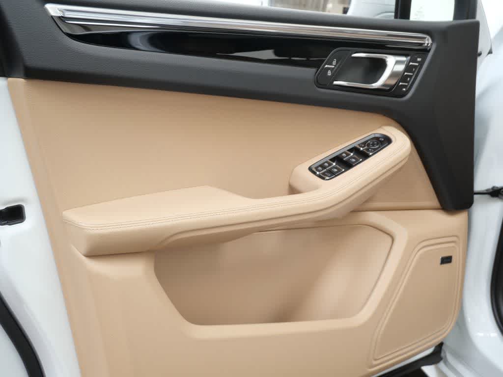 Thumbnail: 2026 Porsche Macan - 11