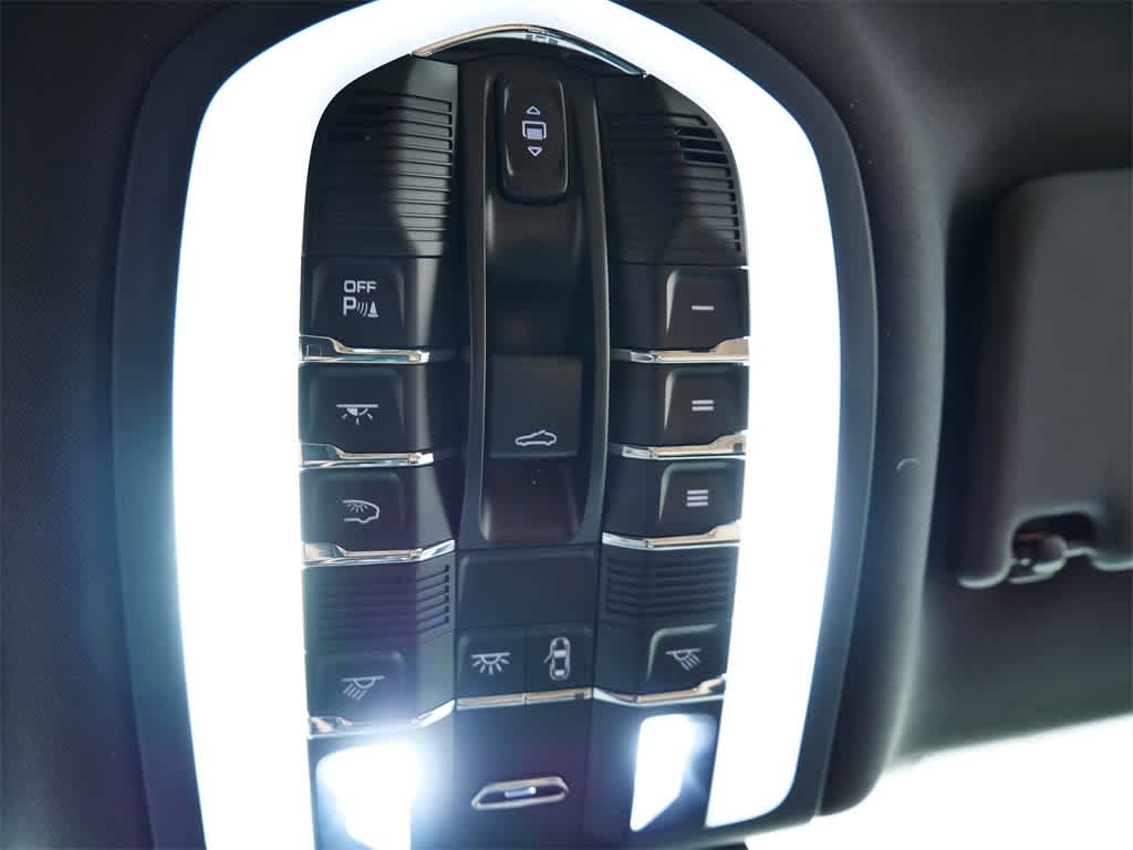 Thumbnail: 2026 Porsche Macan - 21