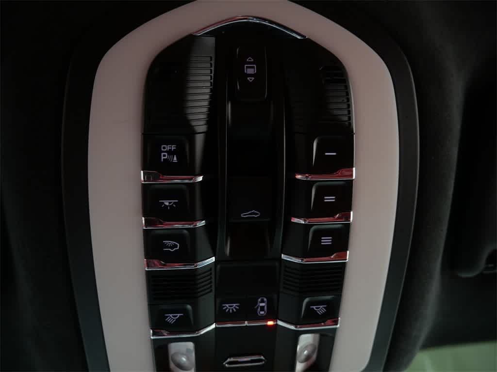 Thumbnail: 2015 Porsche Macan - 27