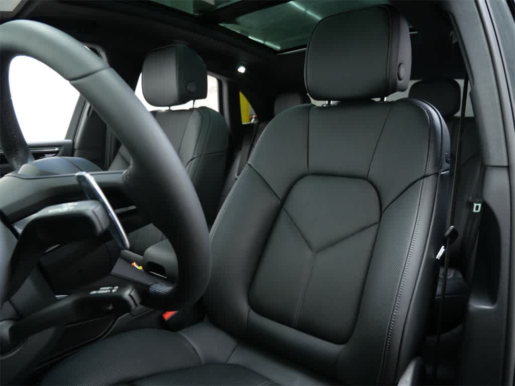 Thumbnail: 2026 Porsche Macan - 5