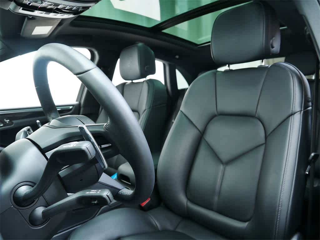 Thumbnail: 2025 Porsche Macan - 5