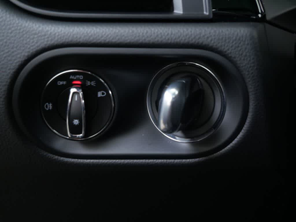 Thumbnail: 2026 Porsche Macan - 16