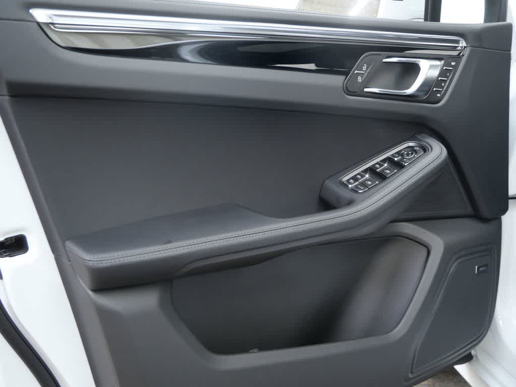 Thumbnail: 2026 Porsche Macan - 11