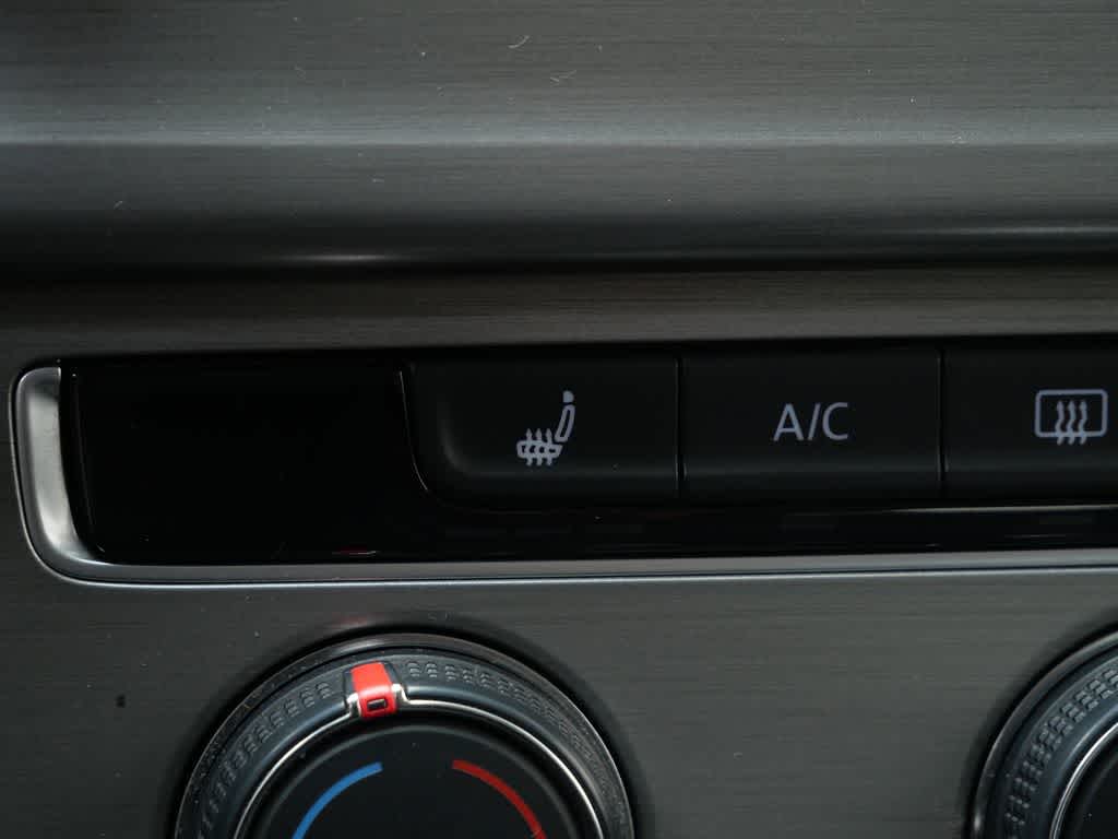 Thumbnail: 2017 Volkswagen e-Golf - 24