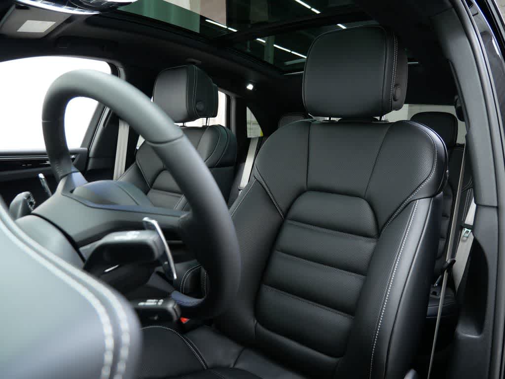 Thumbnail: 2026 Porsche Macan - 5