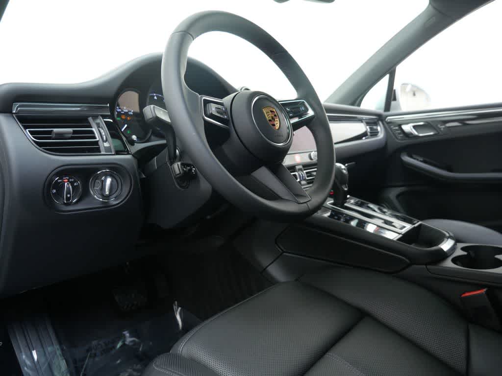 Thumbnail: 2026 Porsche Macan - 4