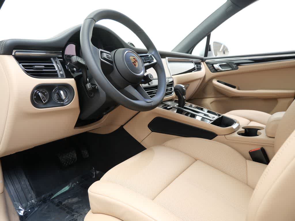 Thumbnail: 2026 Porsche Macan - 4