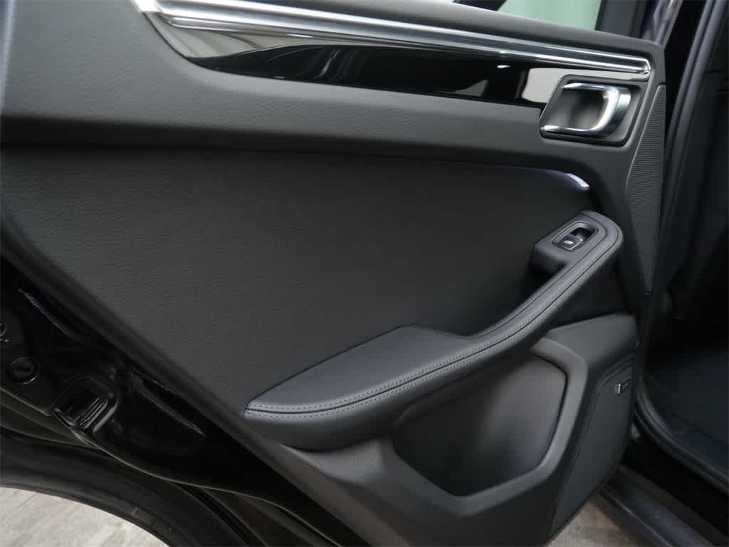 Thumbnail: 2025 Porsche Macan - 13