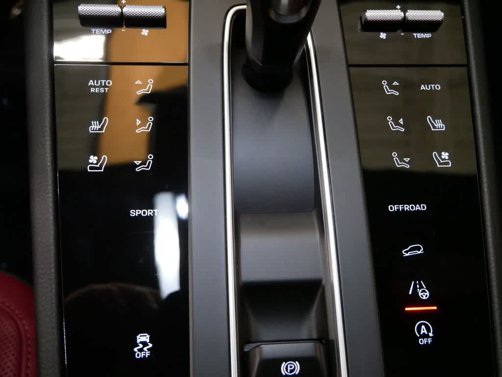 Thumbnail: 2026 Porsche Macan - 23