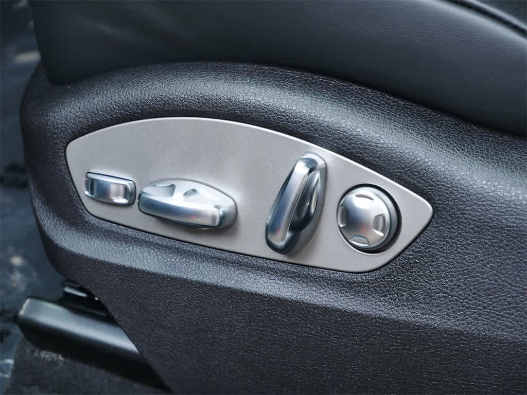 Thumbnail: 2026 Porsche Macan - 12