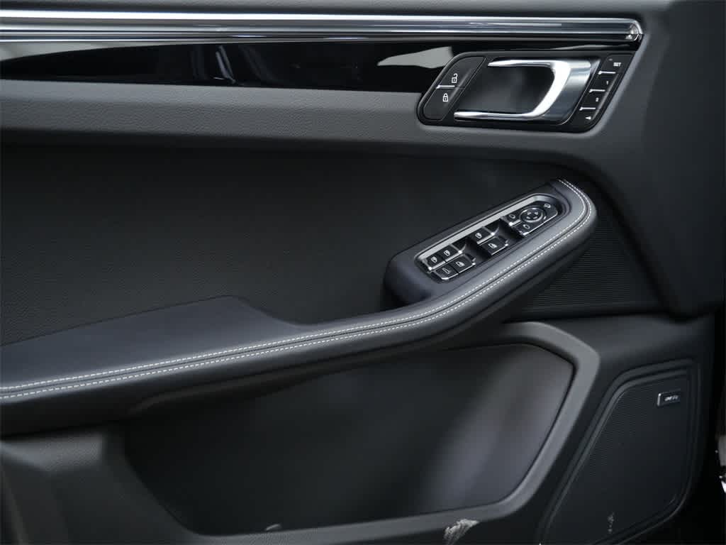 Thumbnail: 2026 Porsche Macan - 11