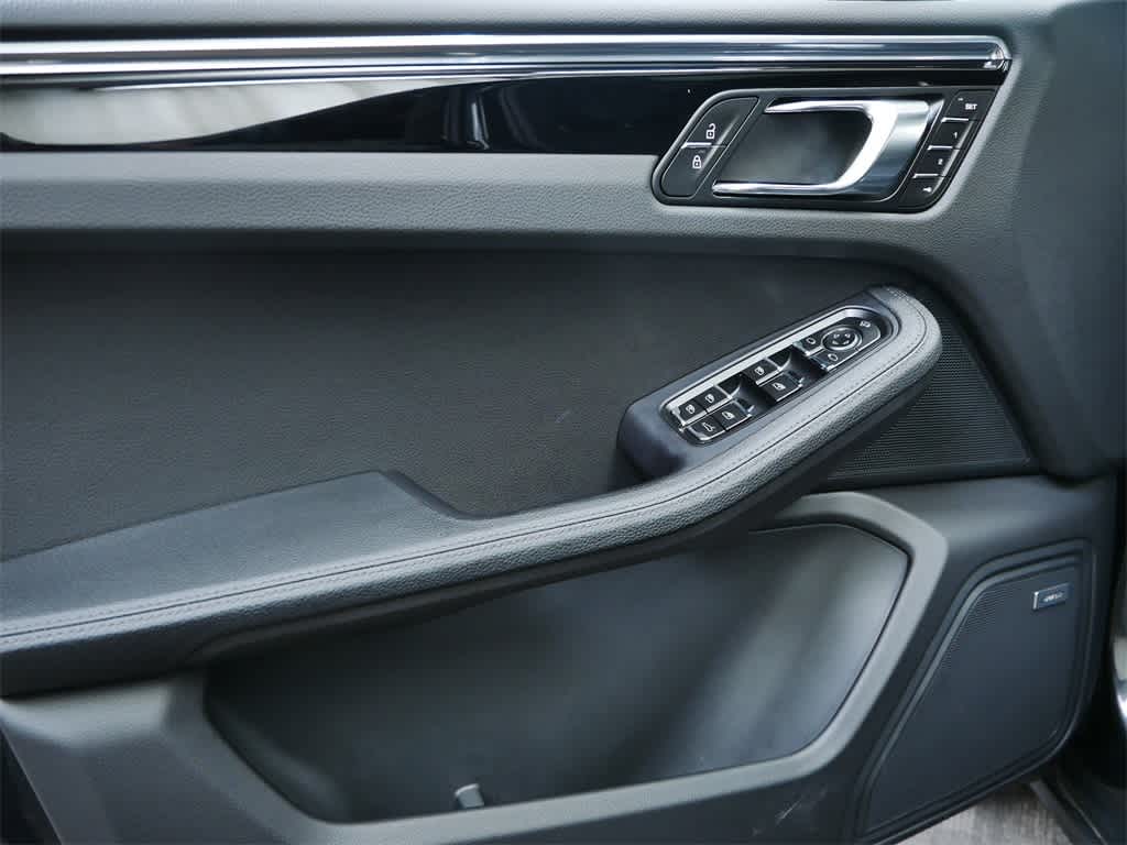 Thumbnail: 2025 Porsche Macan - 11
