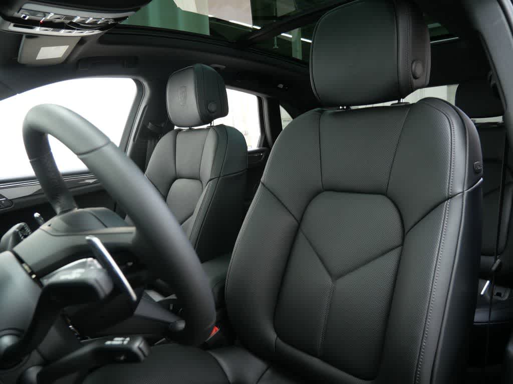 Thumbnail: 2026 Porsche Macan - 5