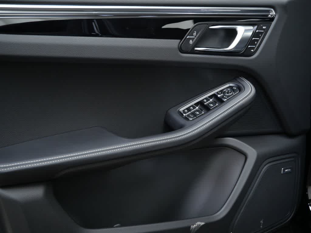 Thumbnail: 2026 Porsche Macan - 11