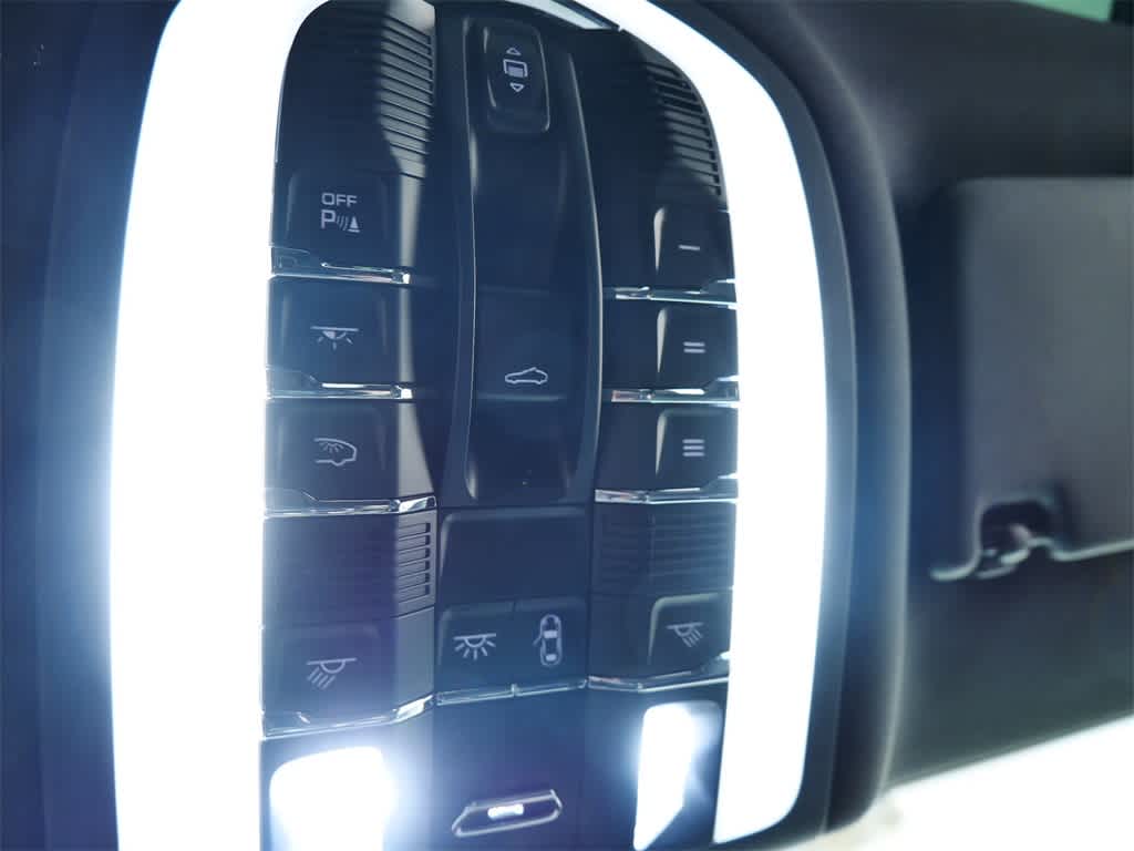 Thumbnail: 2026 Porsche Macan - 27