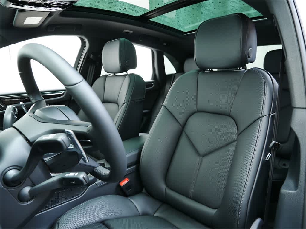 Thumbnail: 2026 Porsche Macan - 5