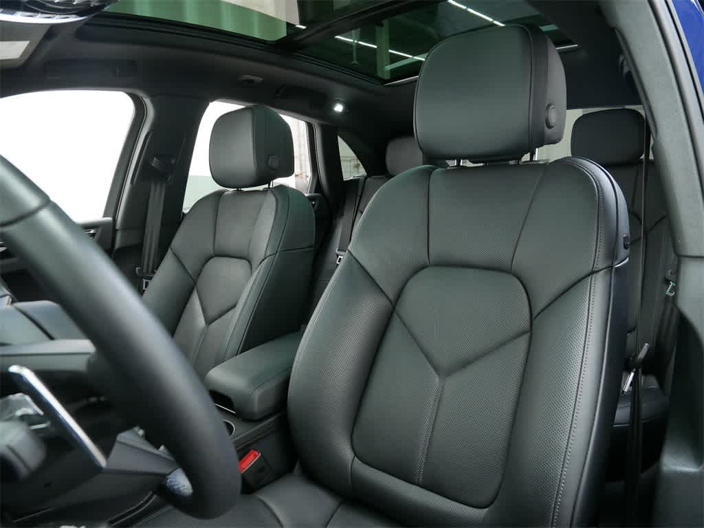 Thumbnail: 2025 Porsche Macan - 5