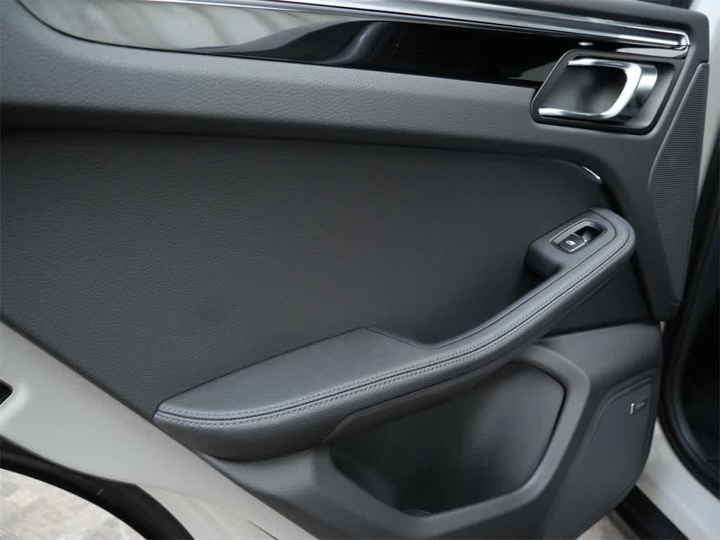 Thumbnail: 2026 Porsche Macan - 14