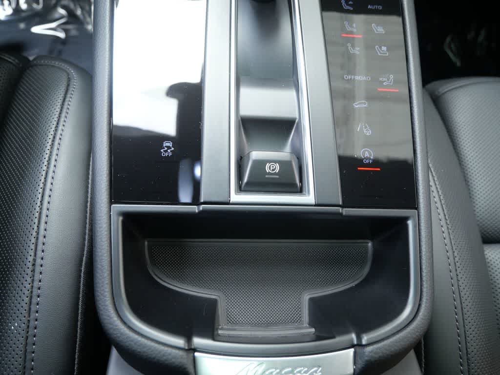 Thumbnail: 2025 Porsche Macan - 23