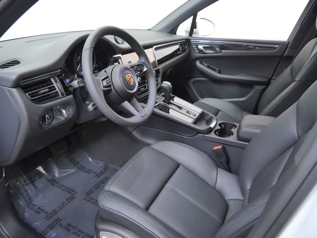 Thumbnail: 2026 Porsche Macan - 4