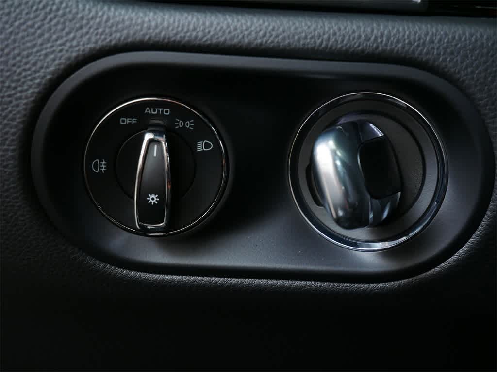 Thumbnail: 2026 Porsche Macan - 18